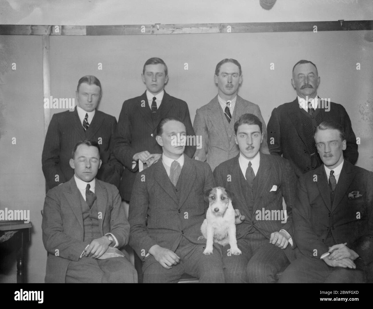 Die British Pacific Science Expedition Mitglieder der Expedition, die Papua (Britisch-Neuguinea) erkunden soll R A Prescott FRGS ( Mammels ) Zweiter von rechts nur Mitglied der Expedition aus dieser Reihe Front Row von links nach rechts N McNeill FRGS , MSP (Leitung der gesamten Expedition) HM Frewen (Entomologie), A E Kirche FRGS (Ornithologie), L B Conolly FRGS (verantwortlich für Vormarsch Partei) 7. November 1922 Stockfoto