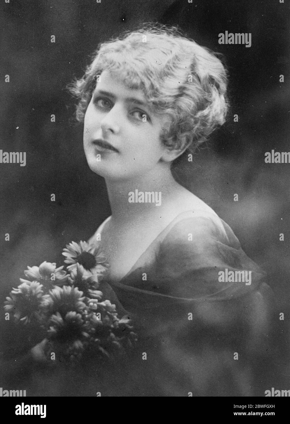 Braut gewann aus dem Gefängnis nach 16 Jahren lebenslanger Haft im Gefängnis des Staates Arizona. Louis V Eyetinge erhielt eine Begnadigung und hat nun Miss Pauline L Diver in Greenwich C, Connecticut geheiratet. Die Romanze begann vor 8 Jahren, als Miss Diver sich für einige Briefe interessierte, die Eyetinge am 2. Februar 1923 aus seiner Gefängniszelle in ein Fachmagazin beisteuerte Stockfoto