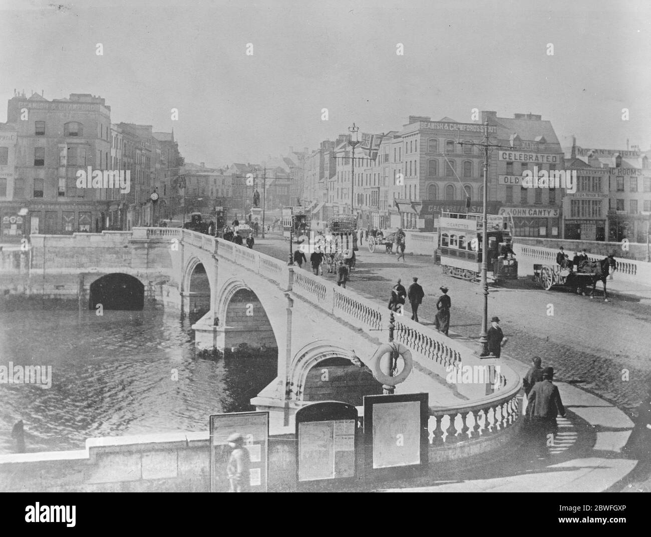 Die verbrannte Stadt Cork während des irischen Unabhängigkeitskrieges. Nach einem Hinterhalt einer britischen Hilfspatrouille in der Stadt durch die irische Republikanische Armee haben Hilfskräfte, Schwarze und Tans und britische Soldaten eine Reihe von Häusern in Brand gesteckt und dann zahlreiche Gebäude im Stadtzentrum geplündert und verbrannt. Hier wurde die St. Patrick 's Brücke im Dezember 14 1920 niedergebrannt Stockfoto