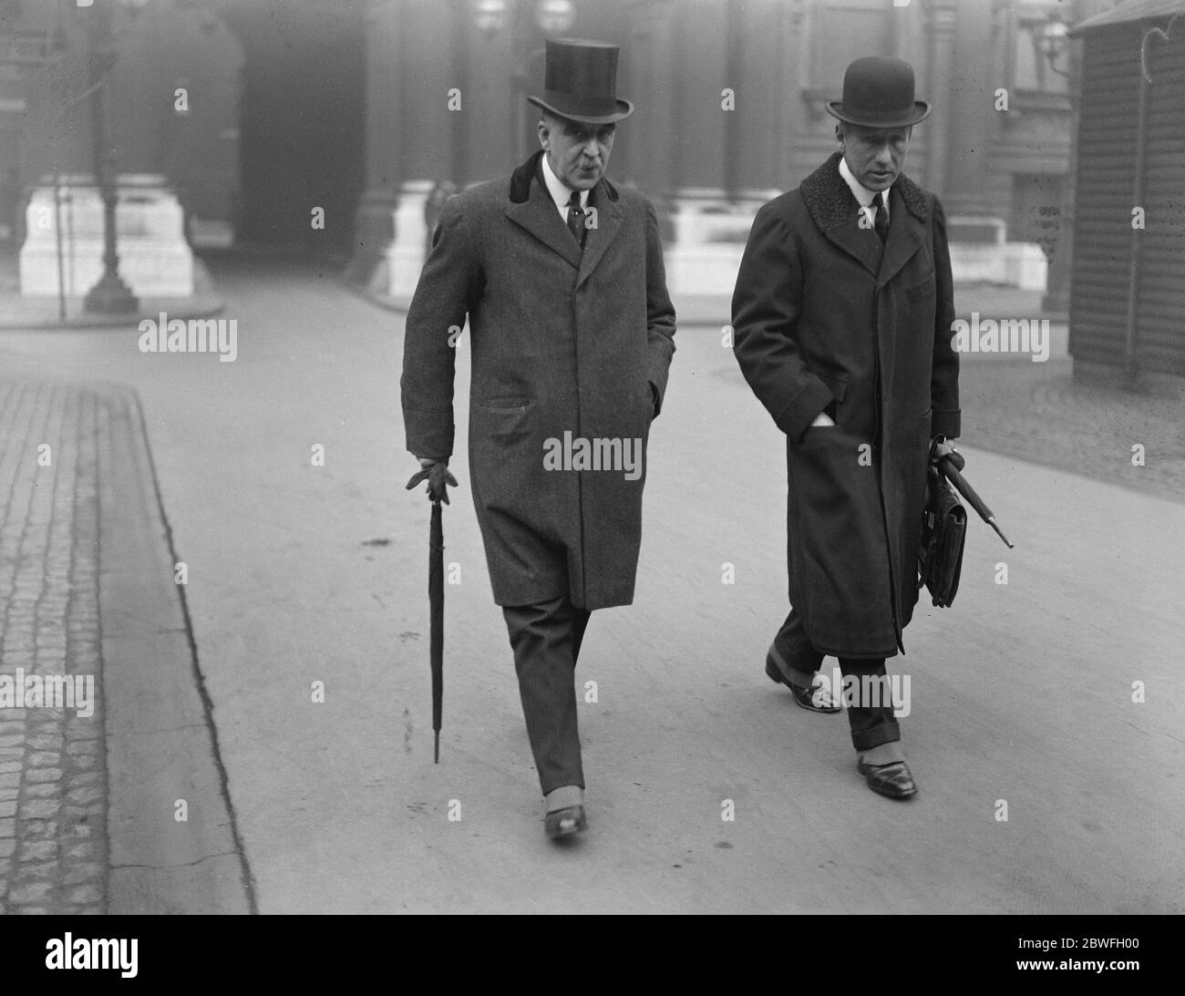 Kabinettssitzung der Premierminister steht bei der Sitzung in der Downing Street Nr. 10 vor. Sir Griffiths Boscawen und Sir Robert Sanders 11. Januar 1923 Oberstleutnant Sir Arthur Sackville Trevor Griffith-Boscawen Stockfoto