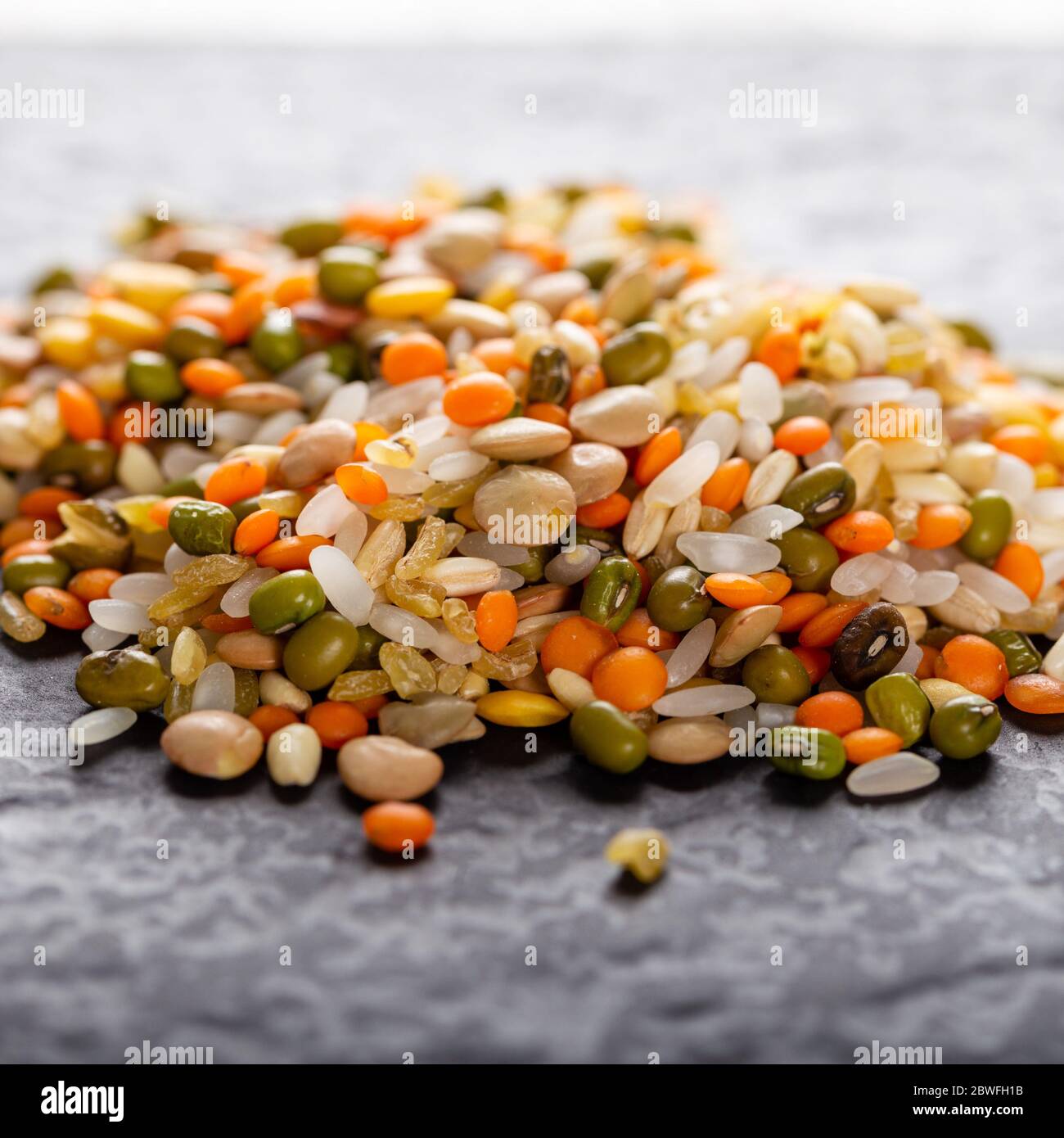 Haufen von bunten Bohnen oder Linsen und Vollkornsamen. Stockfoto