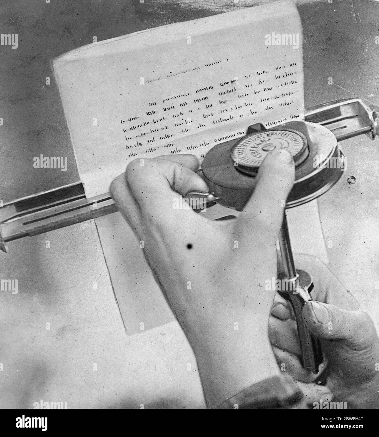Pocket Typewrmaschine Dr H E Wetherell von Philadelphia hat diese Neugier in Form einer Schreibmaschine erfunden, mit einem Gewicht von einer Unze, die in der Taillentasche platziert werden kann. Die Schreibmaschine hat ein Rad mit Gummibuchstaben ausgestattet und wenn es zwischen den Fingern und auf dem Papier 10 Januar 1923 gehalten wird Stockfoto