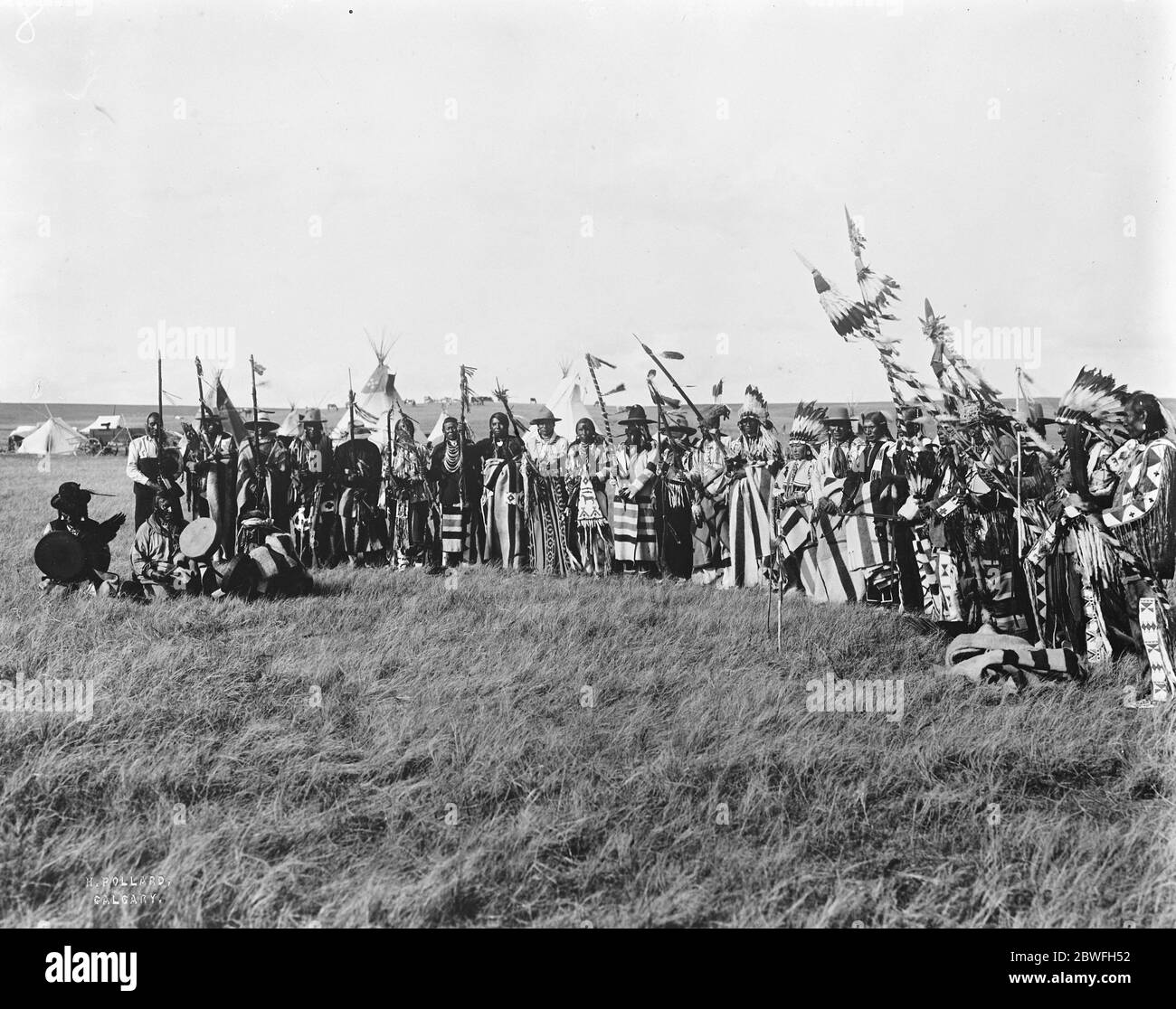 Calgary, Alberta EIN Wow der Indianer. Dies sind Sarcee-Indianer, die Land in der Nähe von Calgary haben 19 September 1919 die Tsuu T'ina Nation (auch Tsu T'ina, Tsuut'ina, Tsúùtínà - eine große Anzahl von Menschen früher Sarcee, Sarsi) ist eine First Nation in Kanada Stockfoto