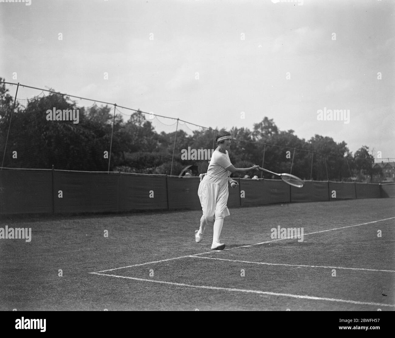 Hurlingham Lawn Tennis Tournament ein Actionfoto von Mrs Baddeley in den Damen Handicap Singles 2 August 1922 Stockfoto
