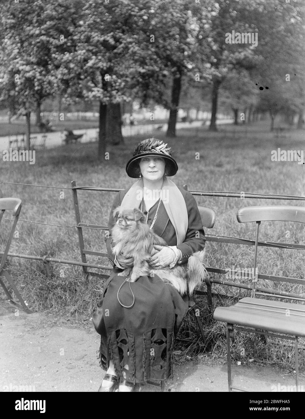 Gesellschaft im Park HSH Prinzessin Catherine Yourievsky Tochter von Alexander II von Russland im Park 15 Mai 1923 Prinzessin Catherine Alexandrovna Jurjevskaya Stockfoto