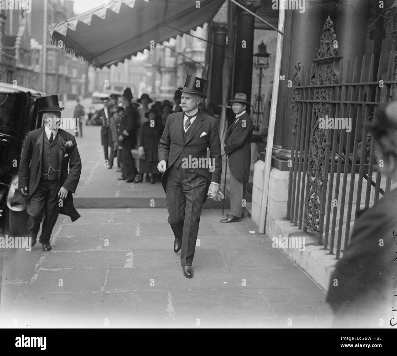 Prominente treffen sich mit dem Empfang des argentinischen Präsidenten in der Argentinier Legation in der Park Lane, London Lord Faringdon, der am 20. Juli 1922 abgeht Stockfoto