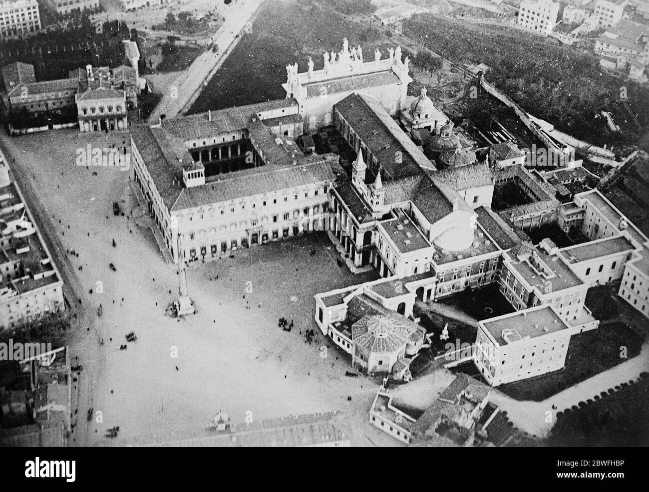 Rom aus der Luft. Ansicht der Kirche St. John Lateran . Mai 1923 Stockfoto