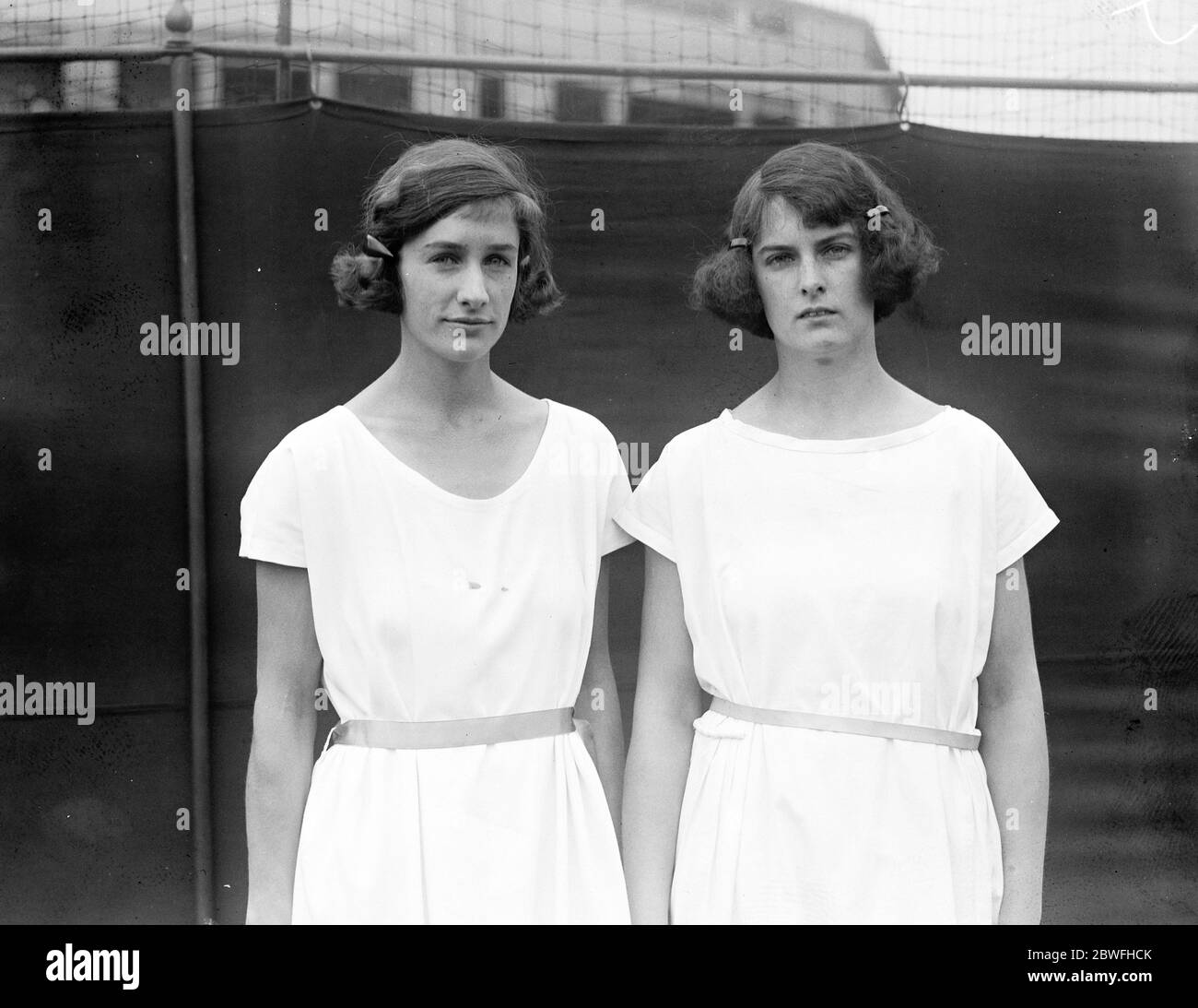 Rasentennismeisterschaften in Wimbledon Miss Colyer und Miss Austin in Wimbledon 24 Juni 1923 Stockfoto