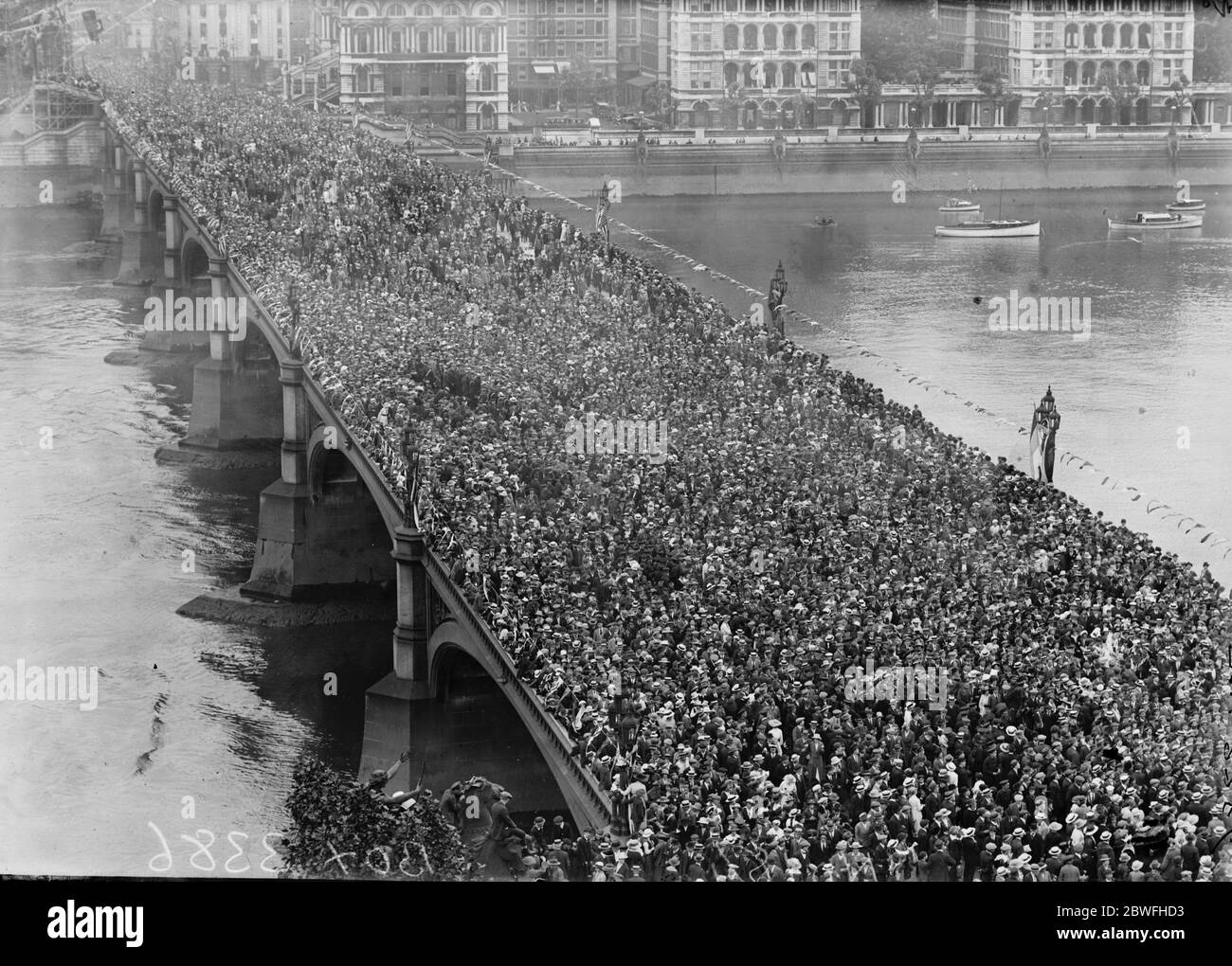 Der Große Siegeszug . Die erstaunliche Szene auf der Westminster Bridge , als die Zuschauer nach dem Passieren des marsches geschlossen wurden und eine Zeit lang so dicht an der Brücke zusammengeschlagen wurden, dass die Fußwege und Straßen am 19. Juli 1919 völlig versteckt waren Stockfoto