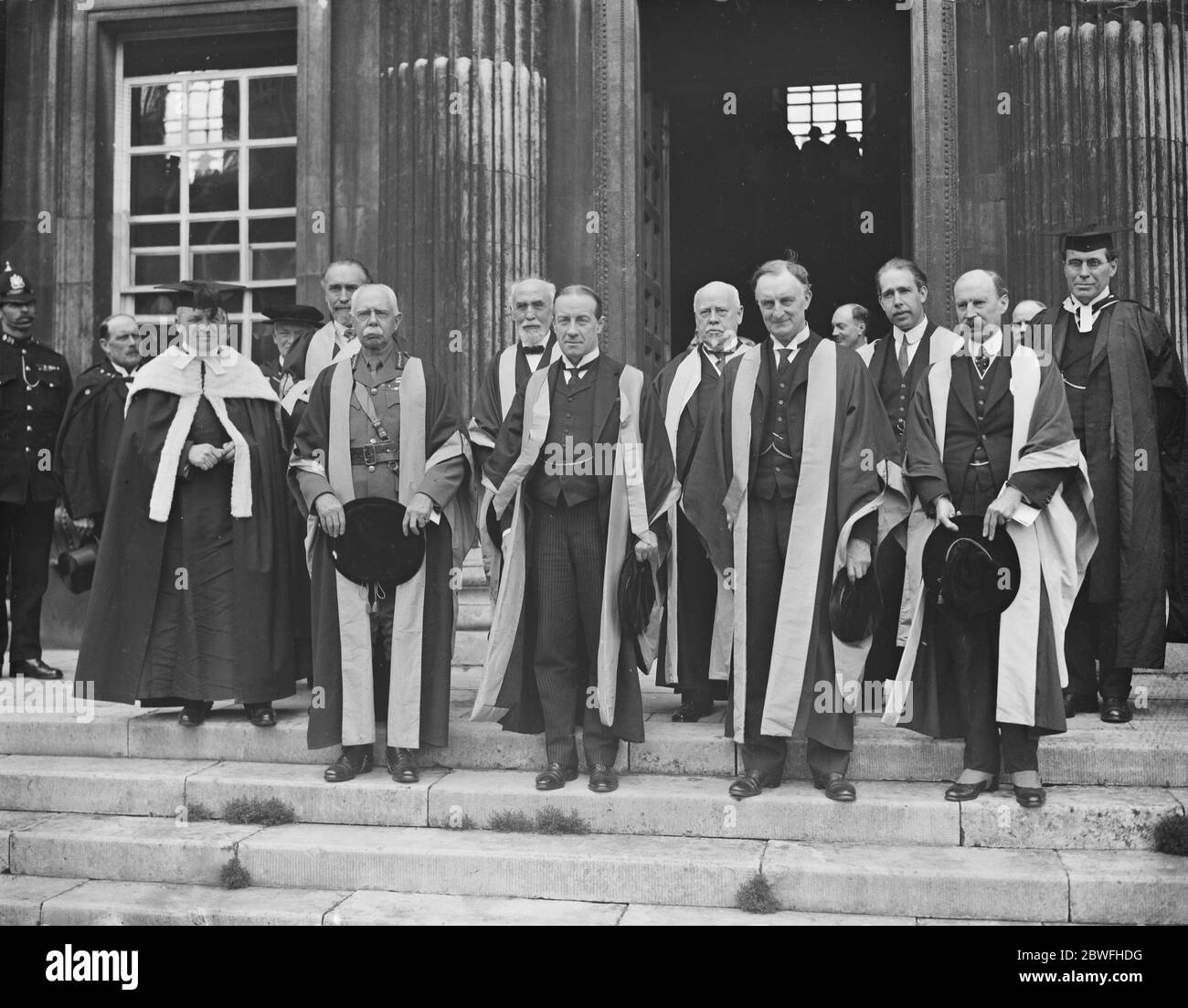 Cambridge University ehrt Premier Ehrendoktortitel für Herrn Baldwin und andere Prominente von links nach rechts der Vizekanzler , Herr M. C. Norman , Lord Plumer , Prof. H. A Lorentz , Herr Stanley Baldwin , Dr. W. H Welch , Viscount Gray , Prof. N Bohr , Und Sir Aston Webb in ihren Roben 12. Juni 1923 Stockfoto