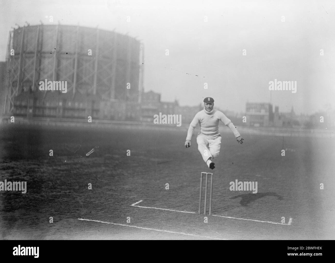 Strudwick als Pullover . "Bert" Strudwick, Surreys wunderbarer Wicketwärter zeigt seine Entschlossenheit, fit für die Cricket-Saison zu sein, indem er einen Sprung über die Baumstümpfe in der Oval in Sprungübungen. Mai 1922 Stockfoto