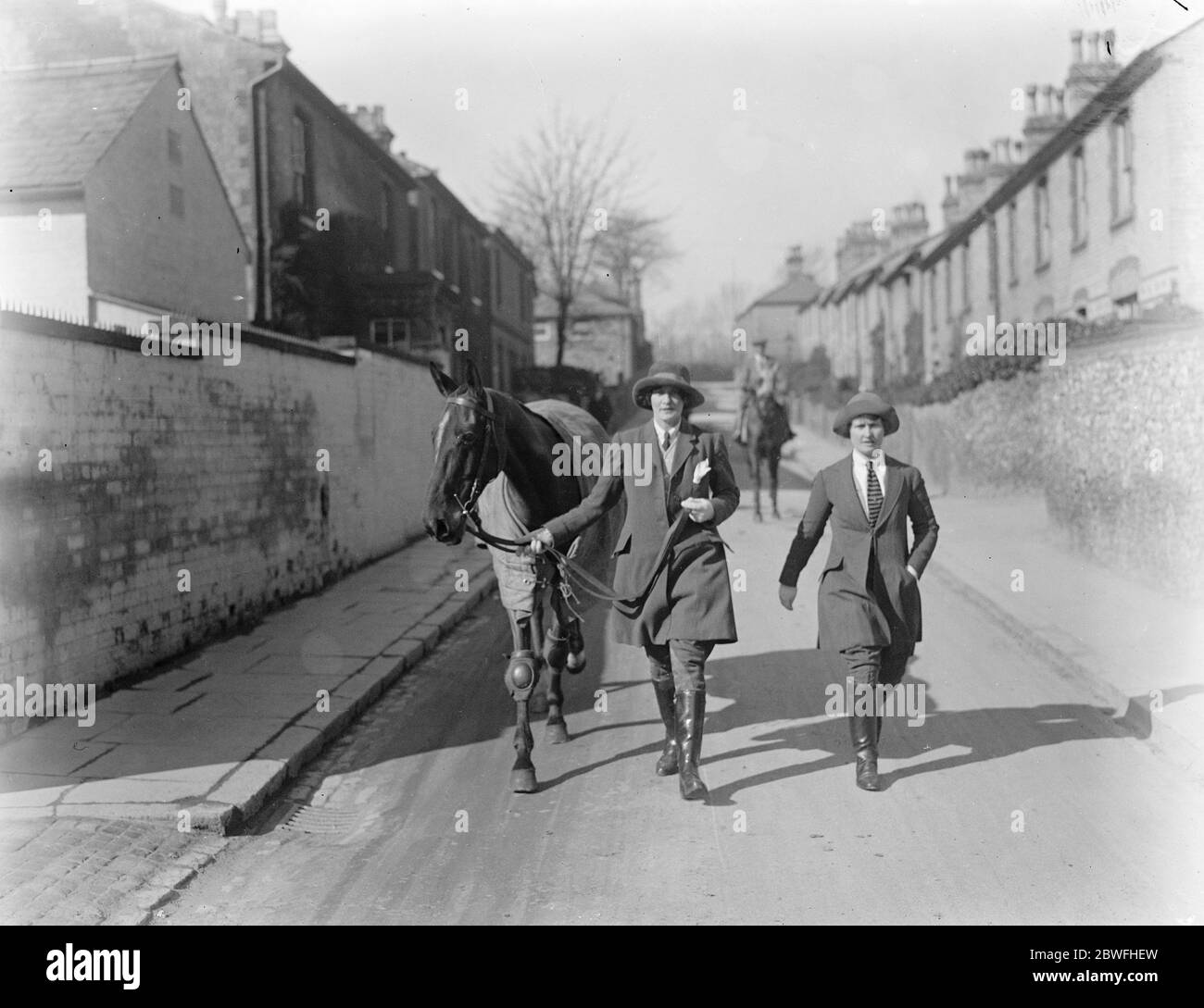 Eine Dame Reitlehrer . Miss Vaughan, eine bekannte Newmarket Reitlehrerin, führt ihr Pferd nach Hause nach einer anstrengenden Zeit mit einem Schüler. 13 März 1924 Stockfoto