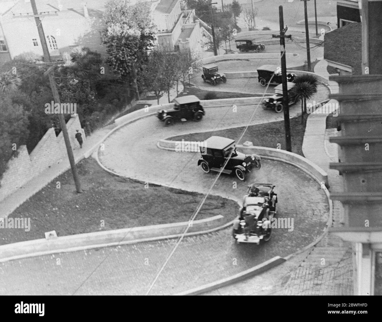 Zickzack Straße . Diese ungewöhnliche Straße Grading auf einem steilen Hügel, wurde gerade in Lombard Street, San Francisco abgeschlossen. Bevor die Verbesserungen gemacht wurden, war die Straße eine 30 Prozent Steigung. Nach der Sanierung zeigte die Straße eine Steigung von 17 Prozent. 29. Januar 1924 Stockfoto