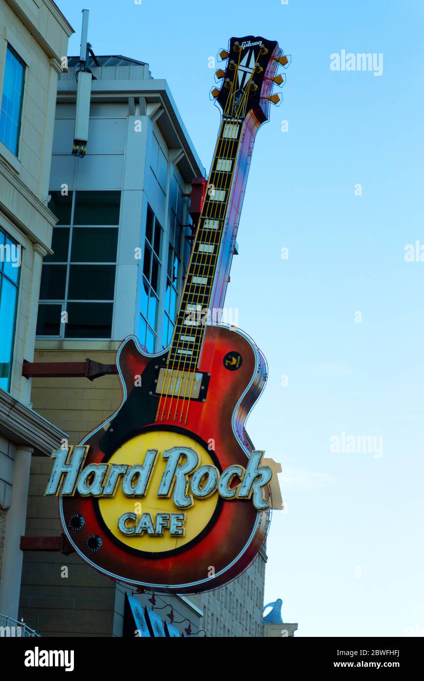 Niagara Falls, Ontario, Kanada. Straßenschild für Gitarre des Hard Rock Cafe Stockfoto