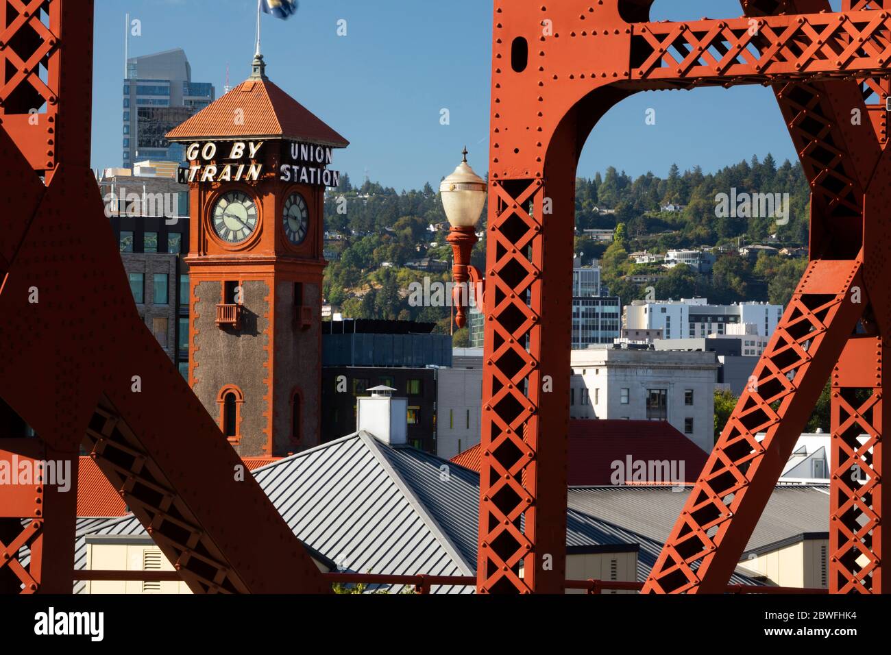 Detail der Broadway Brücke und Uhrturm der Union Station, Oregon, USA Stockfoto
