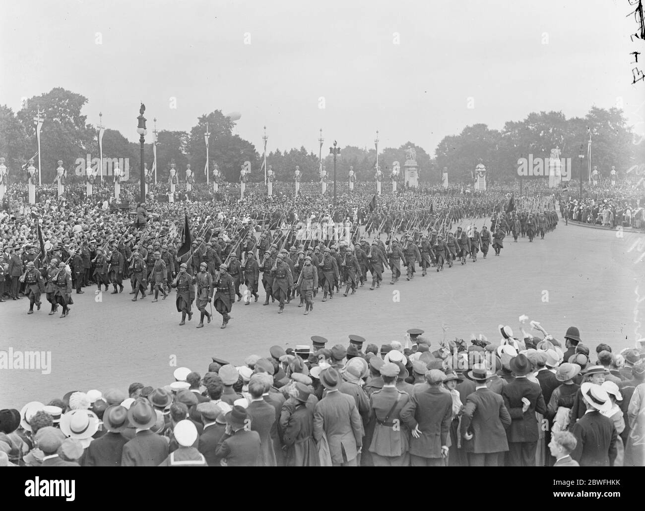 Der Große Siegeszug . Französische Truppen passieren das Victoria Memorial . 19 Juli 1919 Stockfoto