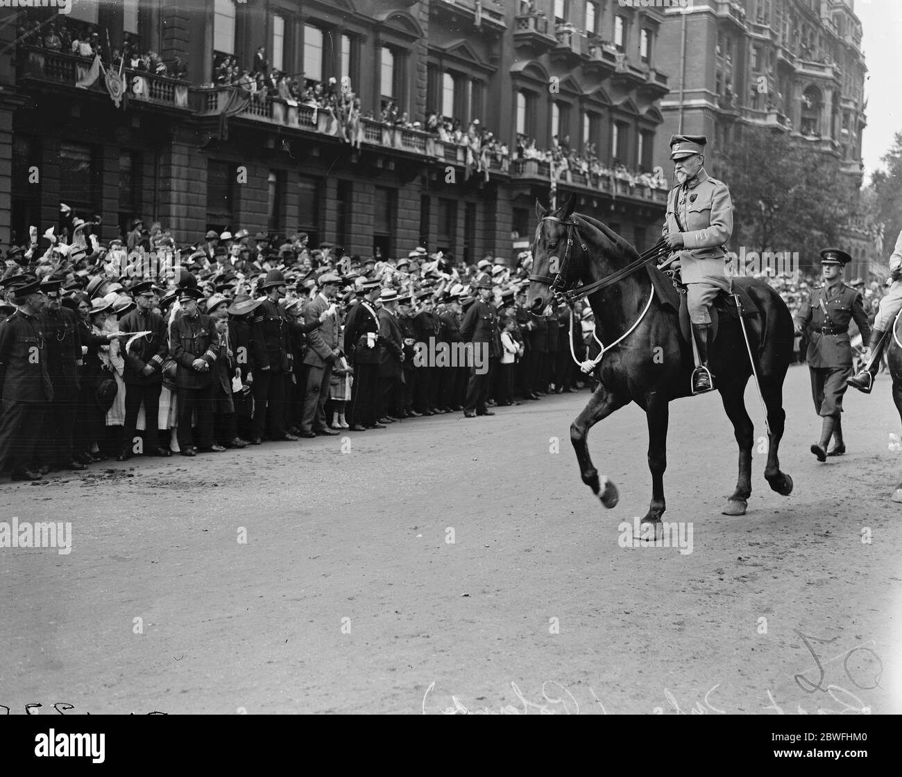 Der Große Siegeszug . Kapitän Tyl , der die polnische Kontingent in der Siegemarsch . 19 Juli 1919 Stockfoto