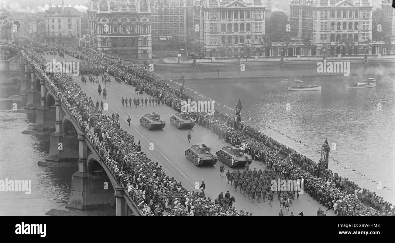 Der Große Siegeszug . Panzer überqueren Westminster Bridge in der Victory March . 19 Juli 1919 Stockfoto