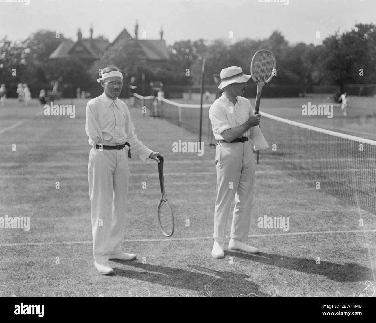 Tennis im Beckenham. Ein bewaffneter Tennisspieler. Culverson (rechts) und M R Bignold (links). 1919 Stockfoto