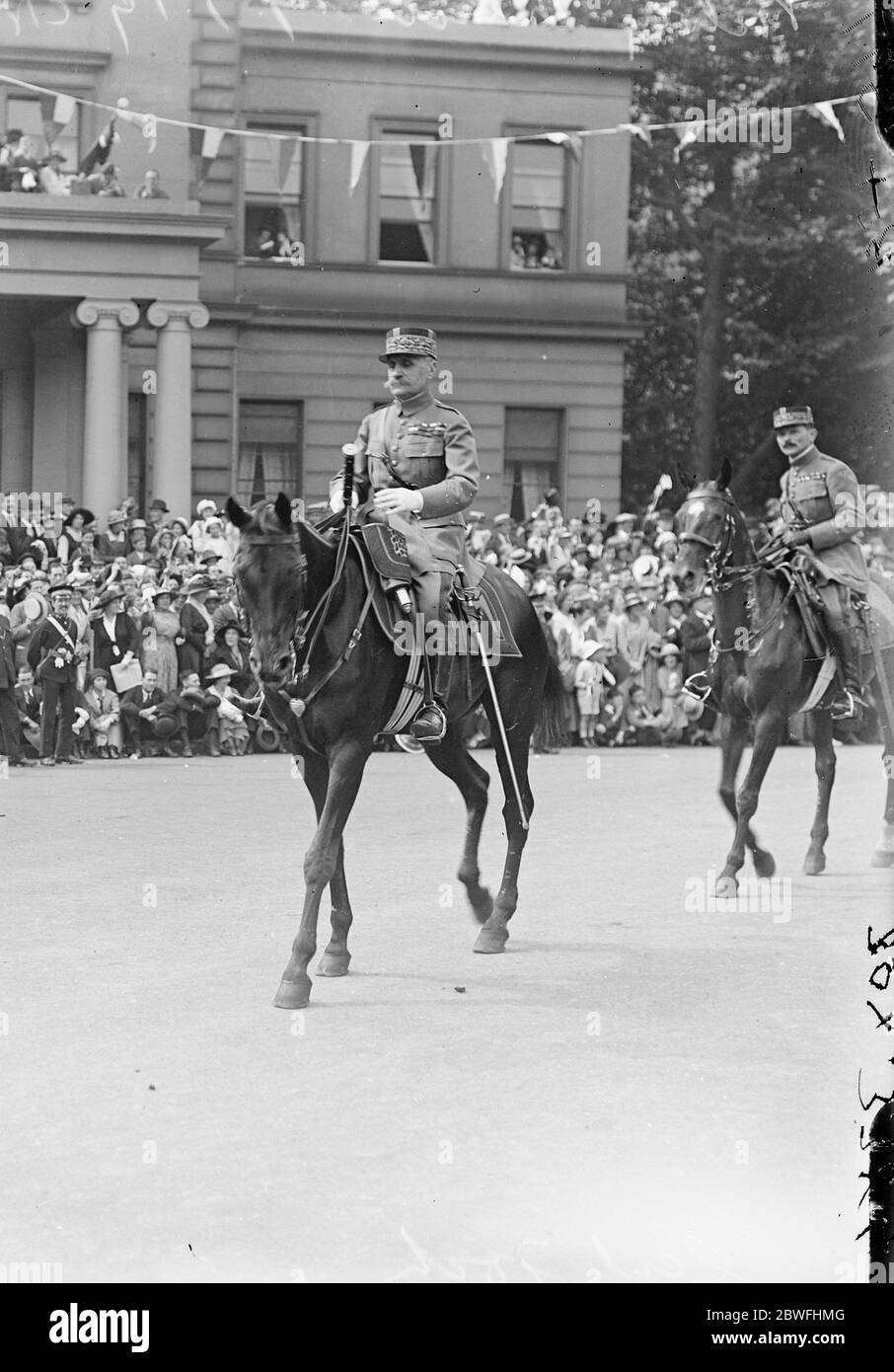 Der Große Siegeszug . Marschall Foch, Generalissimo der Alliierten Armeen, an der Spitze der französischen Truppen. 19 Juli 1919 Stockfoto