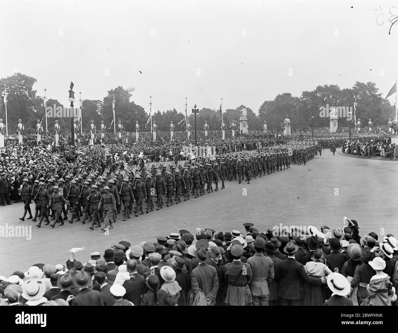 Heute großer Sieg märz . Amerikanische Truppen passieren die Queen ' s Gardens vor dem Buckingham Palace , London . 19 Juli 1919 Stockfoto