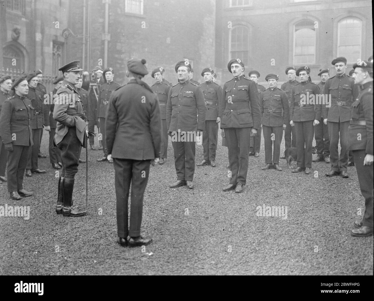 Historische Dublin Szenen . Die provisorische Regierung Südirolands übernimmt die Kontrolle über Dublin Castle. General Boyd, der Offizier Kommandant der Dublin-Bezirk, Adressierung "F" Division der Auxiliaries, bevor sie für ihre Viertel auf dem Schloss. 17. Januar 1922 Stockfoto