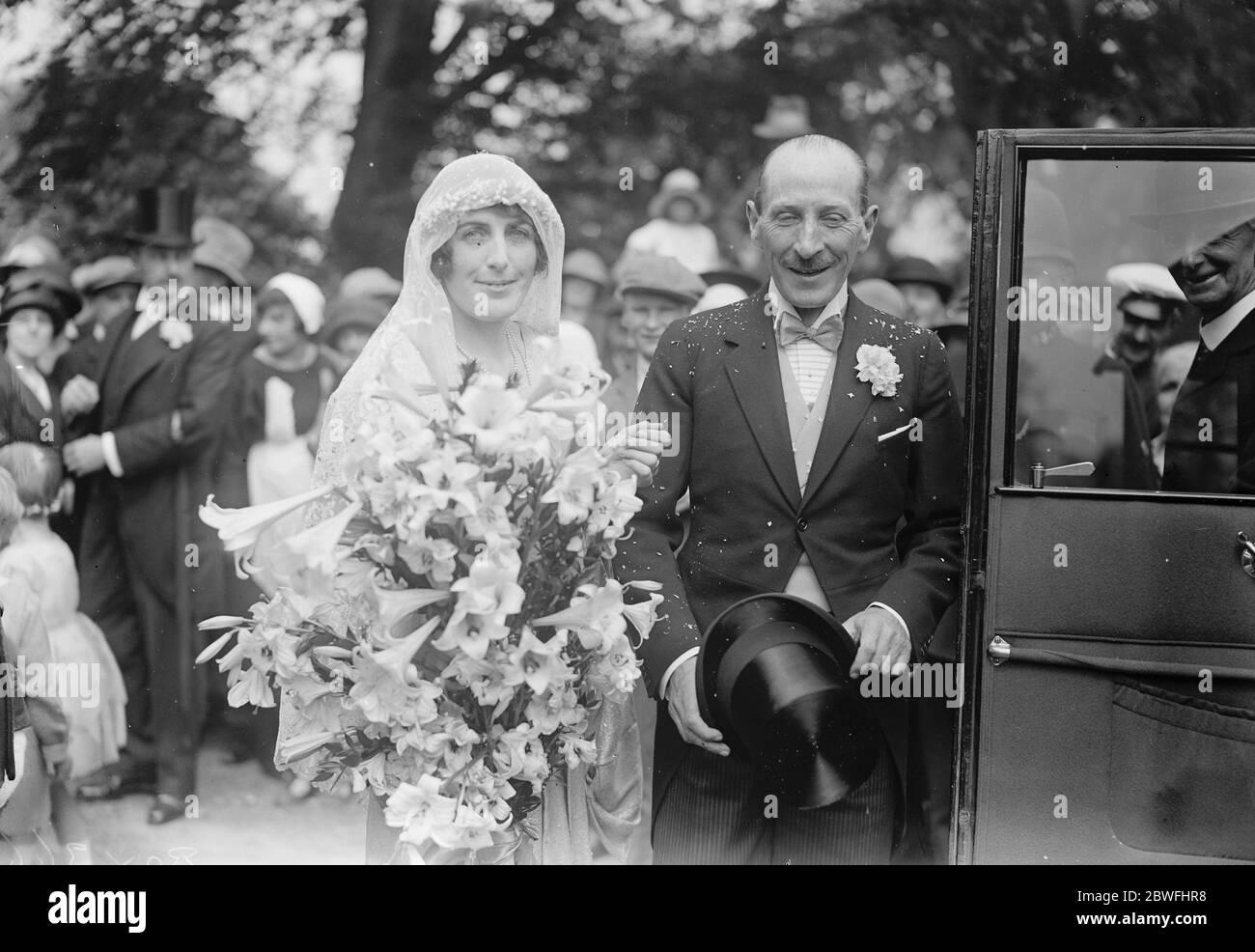 Lincolnshire Hochzeit die Hochzeit fand in St Thomas a Becket, Greatford, Lincolnshire, der Hon J K E Howard mit Nancy, älteste Tochter von Lady Kesteven 9 Juli 1925 Stockfoto