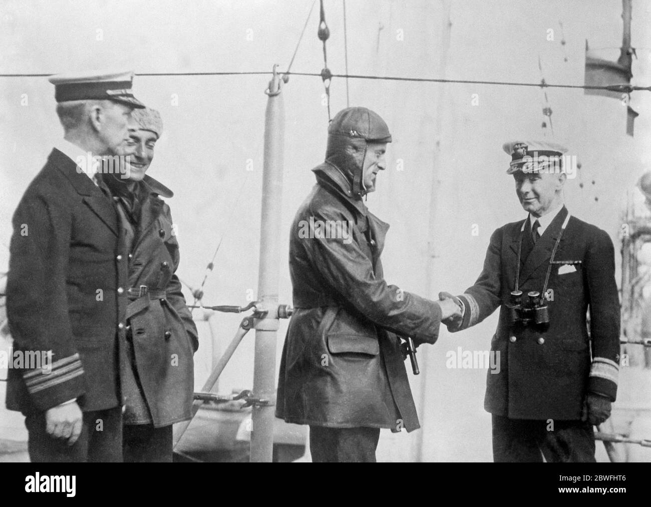 Der Gerettete Italienische Airman . Admiral McGruder grüßt Antonio Locatelli, den italienischen Flieger, nachdem der Flieger an Bord des US-Kriegsschiffs "USS Richmond" genommen worden war, als sein Wasserflugzeug vor Grönland im Meer landen musste. 12. September 1924 Stockfoto