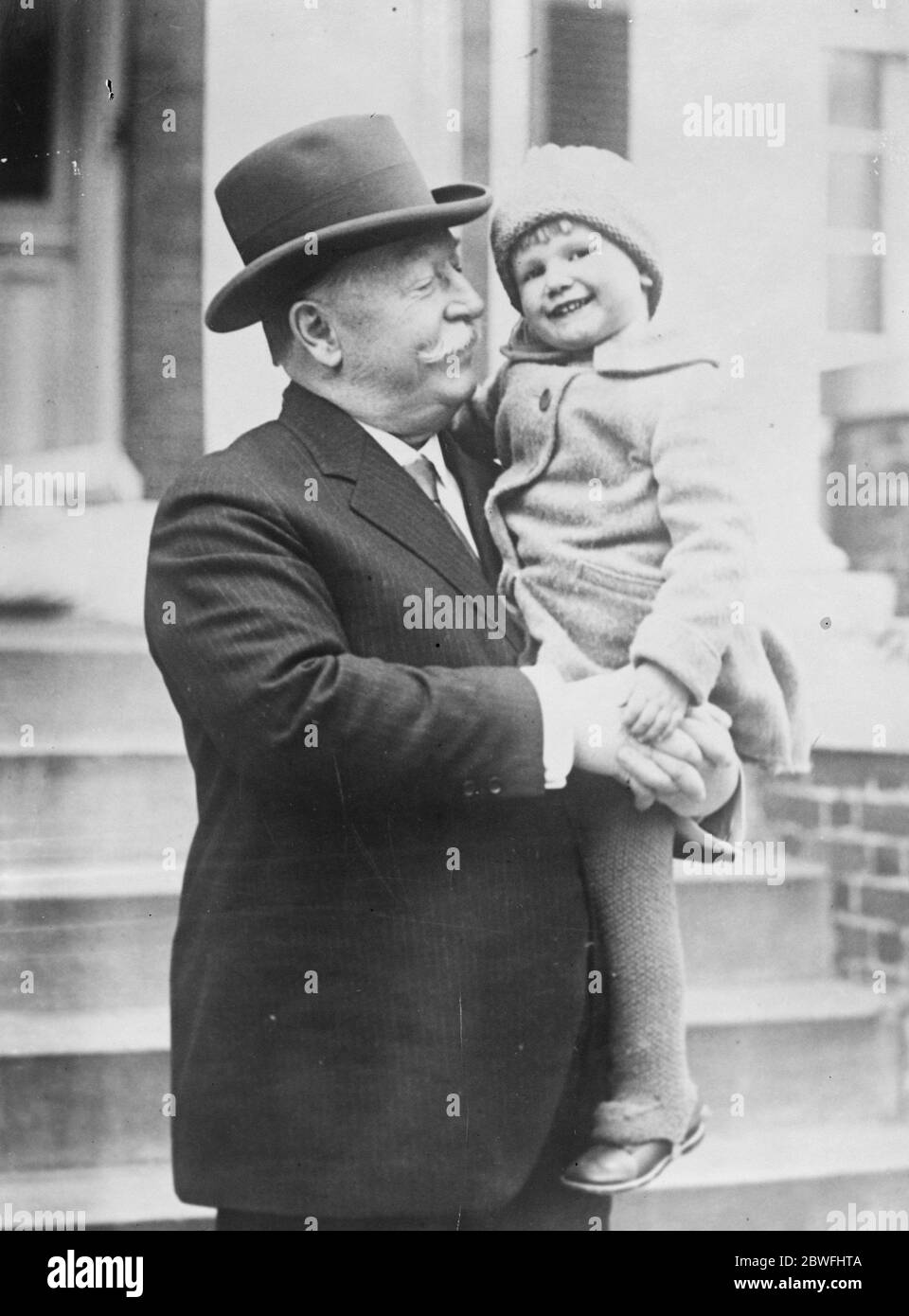 Ein angesehener Großvater . Herr W. Howard Taft, Chief Justice des Obersten Gerichtshofs der Vereinigten Staaten und der einzige lebende Ex - Präsident der Vereinigten Staaten, posiert für sein erstes Foto mit seiner kleinen Enkelin. Januar 1925 Stockfoto