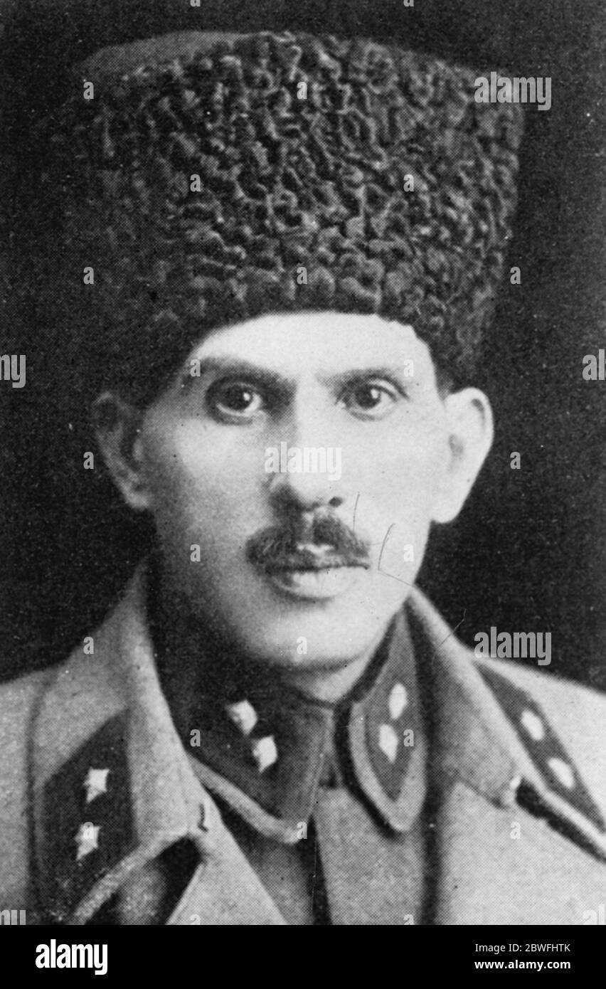 Türken kämpfen gegen die Kurden . General Kiazim Pascha , der mit türkischen Regierungstruppen durch Zwangsmärsche in Richtung des bergigen Zentrums der Revolte in Kurdistan vorrückt ( im Nordwesten Mesopotamiens ), die sich weiter ausbreitet . 28 Februar 1925 Stockfoto