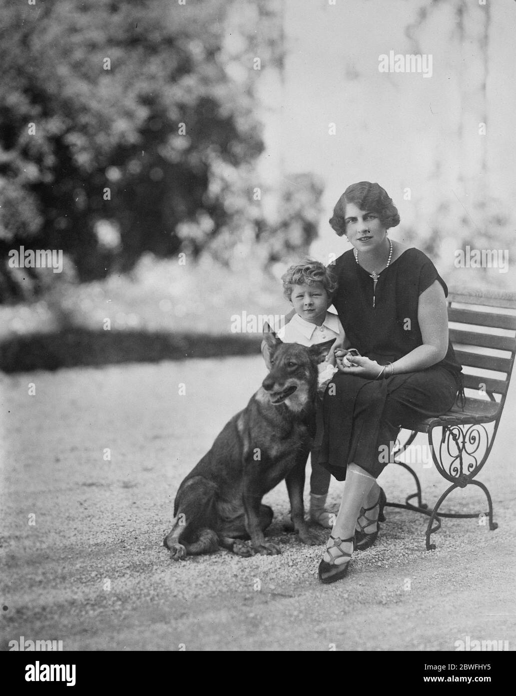 Mutter und Sohn . Ein heimeliges Bild der Kronprinzessin Helen von Rumänien mit ihrem einzigen Kind, Prinz Michael und einem ihrer Haustiere 23. Februar 1925 Stockfoto