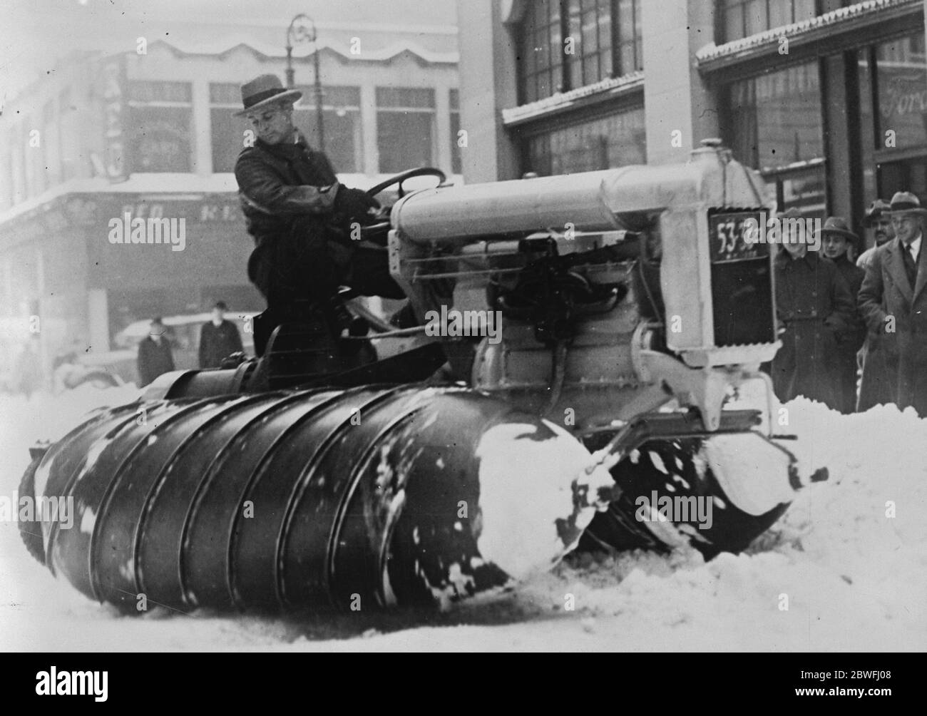 Schneemotoren in New York Schneemotoren, die in den Straßen von New York nach einem schweren Schneesturm am 13. Februar 1926 zu sehen waren Stockfoto