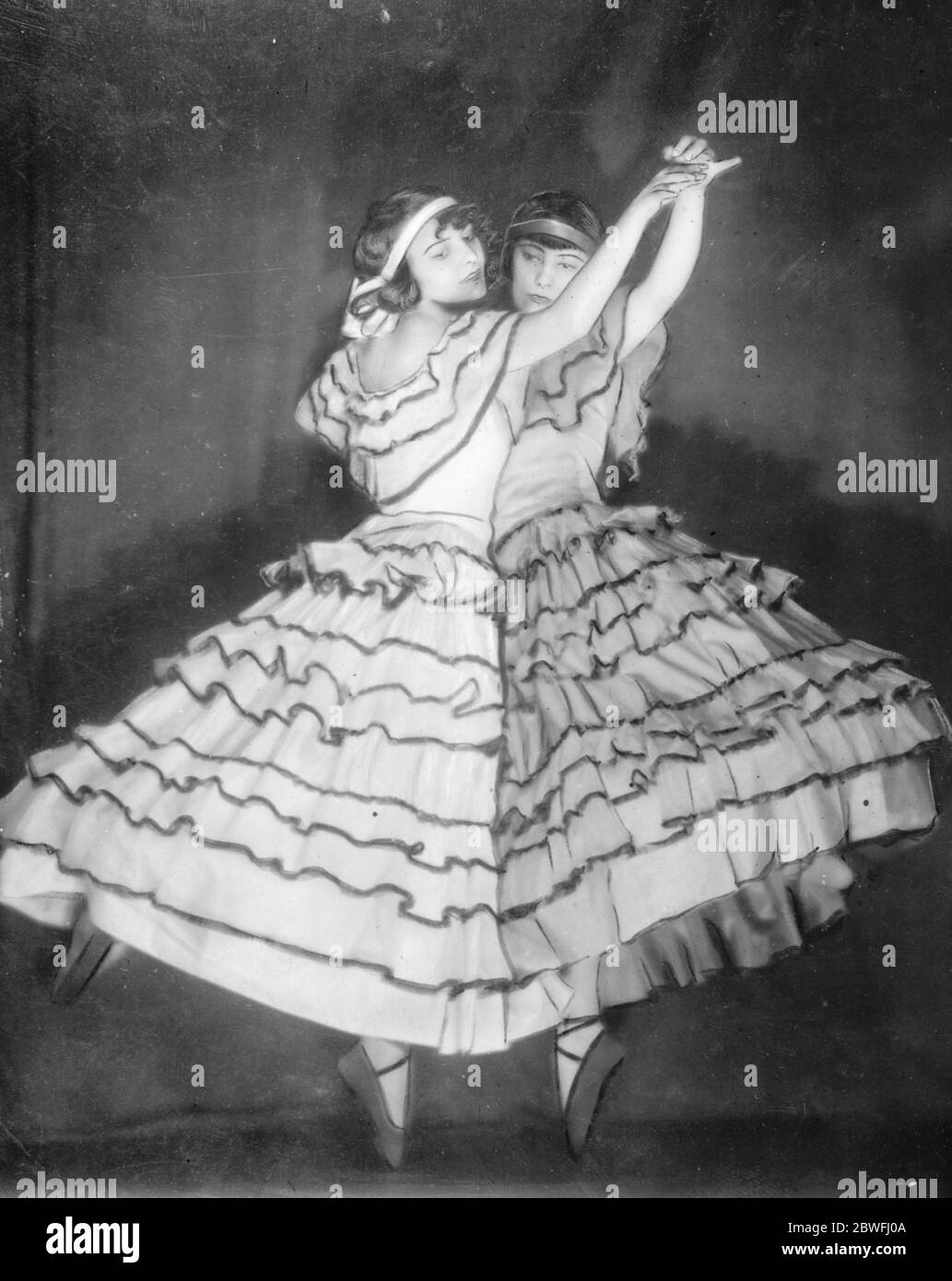 Russische Tantiemen als Tänzer die Prinzessinnen Tatiana und Vera Constantinevna , Töchter des verstorbenen Großherzogs Constantine Constantinovich , die als Gesellschaft Entertainer in Paris erscheinen 12 Januar 1926 Stockfoto