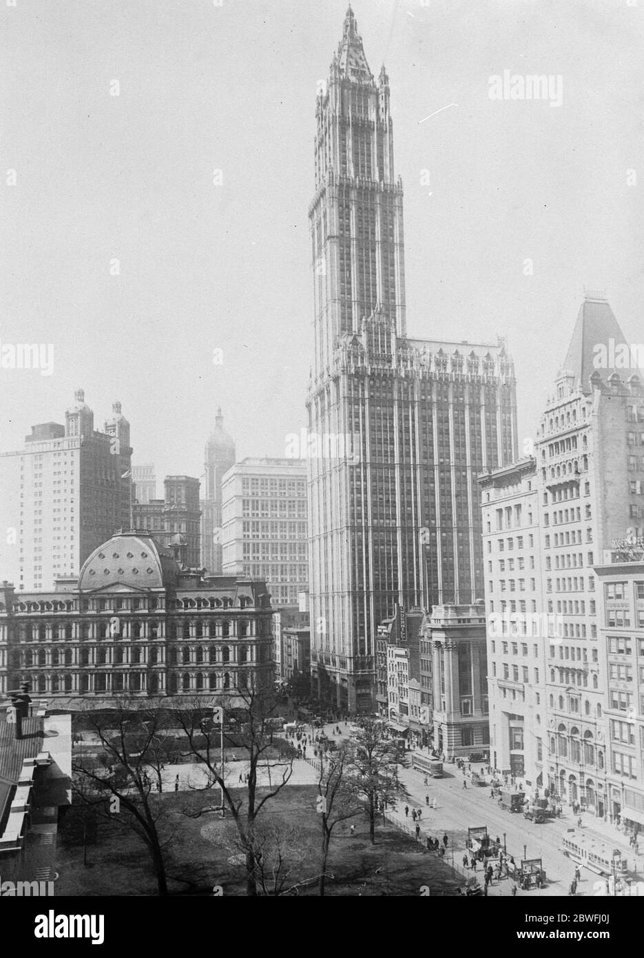 New York City . Das Woolworth Gebäude und Rathaus mit dem Postamt auf der linken Seite. 1924 Stockfoto