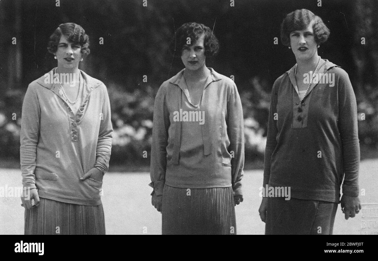 Drei bezaubernde Prinzessinnen Prinzessin Helena von Griechenland und Dänemark die ehemalige Kronprinzessin von Rumänien (links) mit ihrer Schwester Prinzessin Irene von Griechenland (rechts) und ihrer Cousine Prinzessin Elisabeth von Griechenland, zweite Tochter von Prinz Nikolaus 1. Februar 1926 Stockfoto