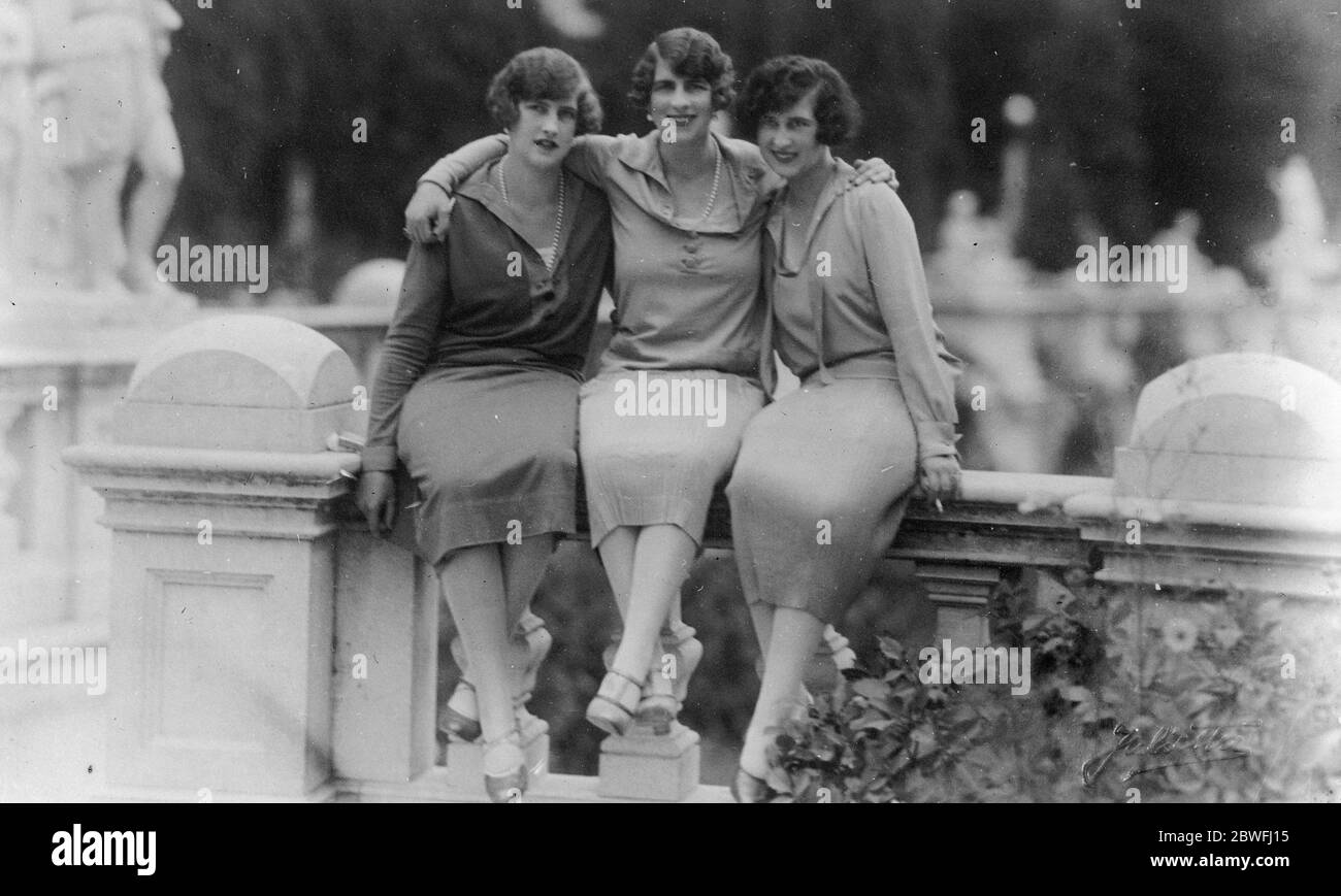 Königliche Prinzessin, die Zigaretten raucht Prinzessin Helena von Griechenland und Dänemark die ehemalige Kronprinzessin von Rumänien saß zwischen ihrer Schwester Prinzessin Irene von Griechenland (links) und ihrer Cousine Prinzessin Elisabeth von Griechenland 1. Februar 1926 Stockfoto