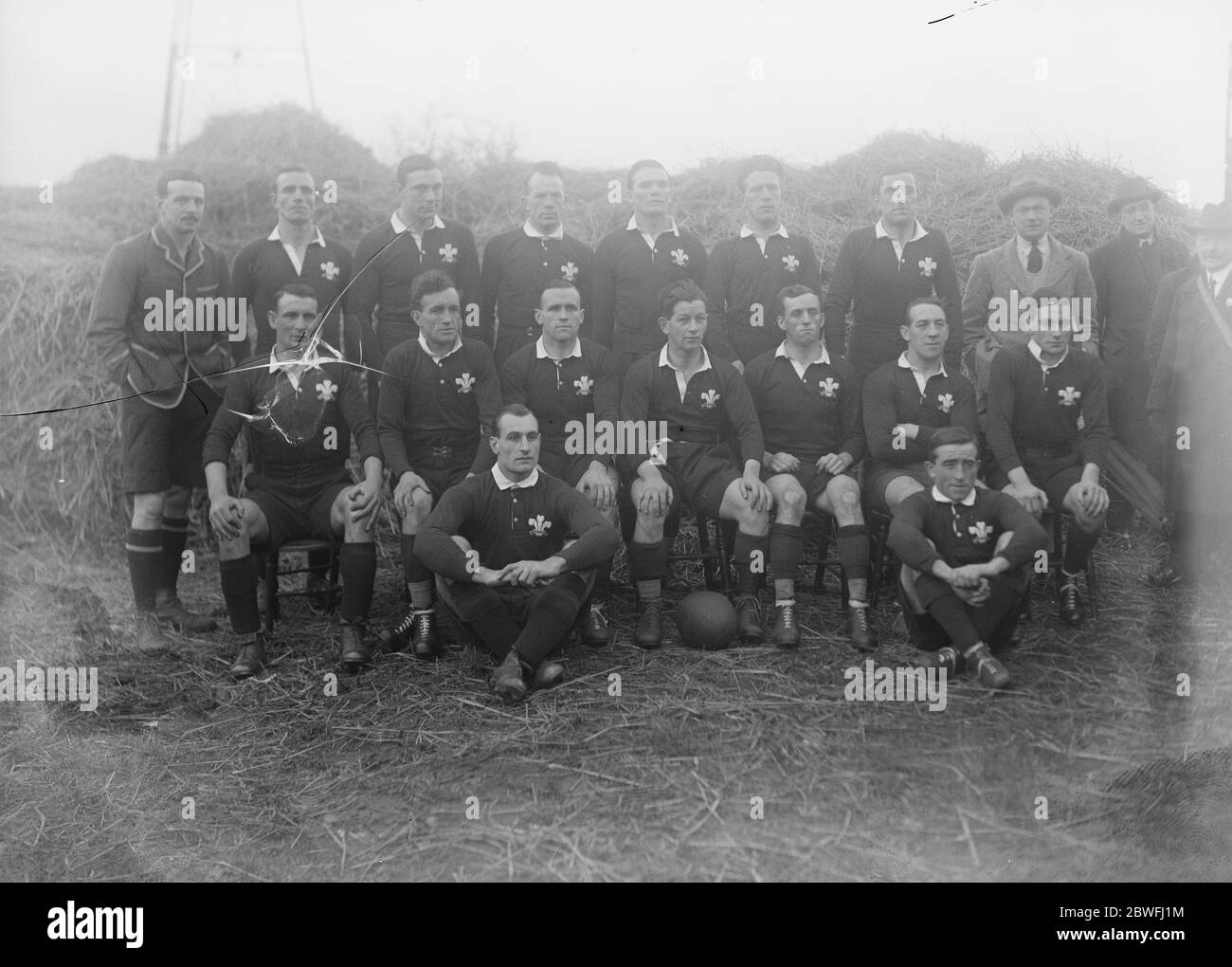 Rugby International in Twickenham . England gegen Wales . Das walisische Team : Back Row , von links nach rechts : T Parker , S Morris , G Michael , EIN Bäcker , Gethin Thomas , D G Davies , Capt A S Burge . Mittlere Reihe, von links nach rechts: T Roberts, J Rees, R A Cornish, Clem Lewis (Capt), T Johnson, A Jenkins, R Harding. Vordere Reihe, von links nach rechts: J Thompson, W J Delahay. 20. Januar 1923 Stockfoto