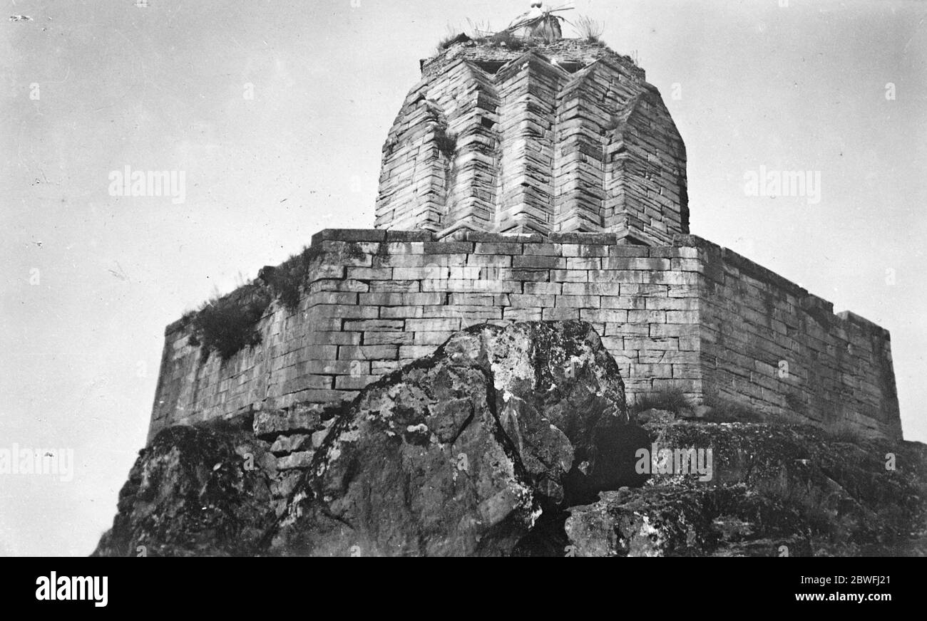 Kaschmir, Indien der alte Hindu-Tempel, der den Takht - i - Suliman-Hügel oder Thron von Solomon, den Berg, der nach unten nach der Stadt von Srinagar schaut, krönt. Dezember 1924 Stockfoto