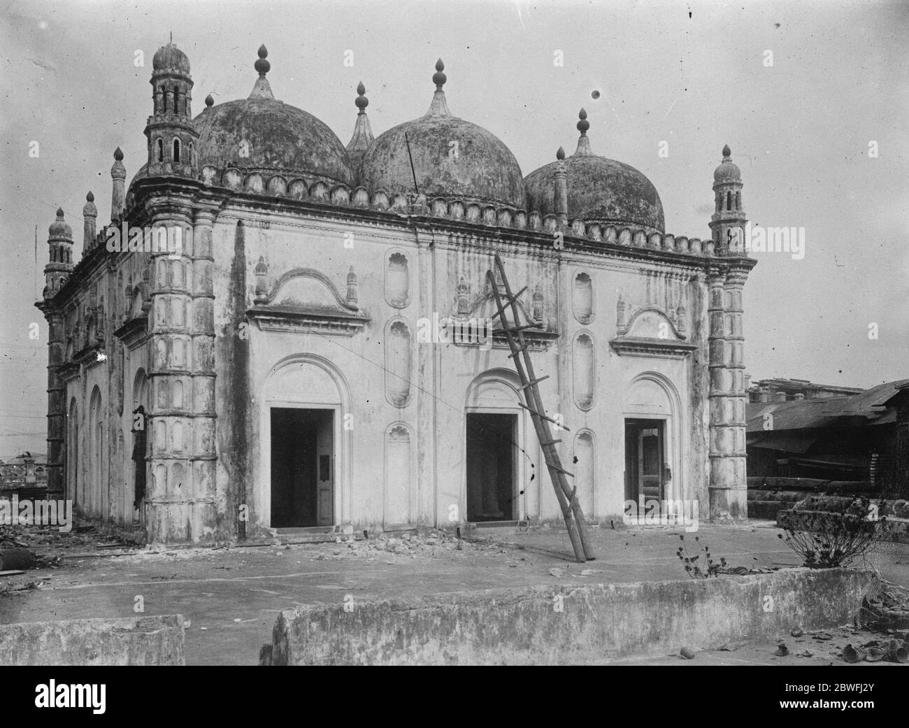 Unruhen in Indien . Eine Mahomedan Moschee in Kalkutta, nachdem sie während der Kämpfe erhebliche Schäden erlitten hatte. 24. April 1926 Stockfoto