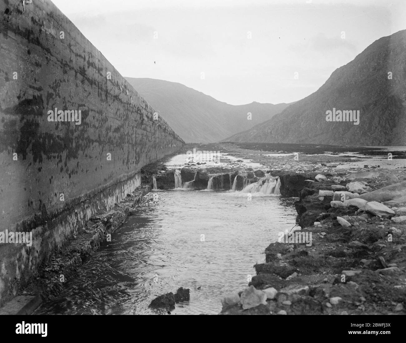 Die walisische Katastrophe . Das Ausmaß der Bresche in der Talsperre bei Port Llwyd . November 1925 Stockfoto