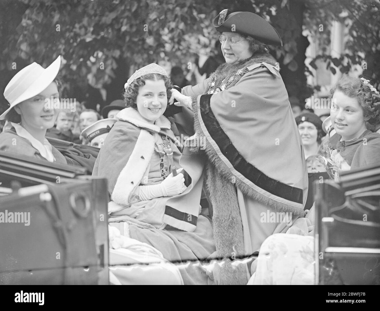 Walthamstow Karneval . Die Bürgermeisterin von Walthstow, Frau Mcentee, krönt die Karnevalskönigin, Miss Doris Mason. Mai 1938 Stockfoto