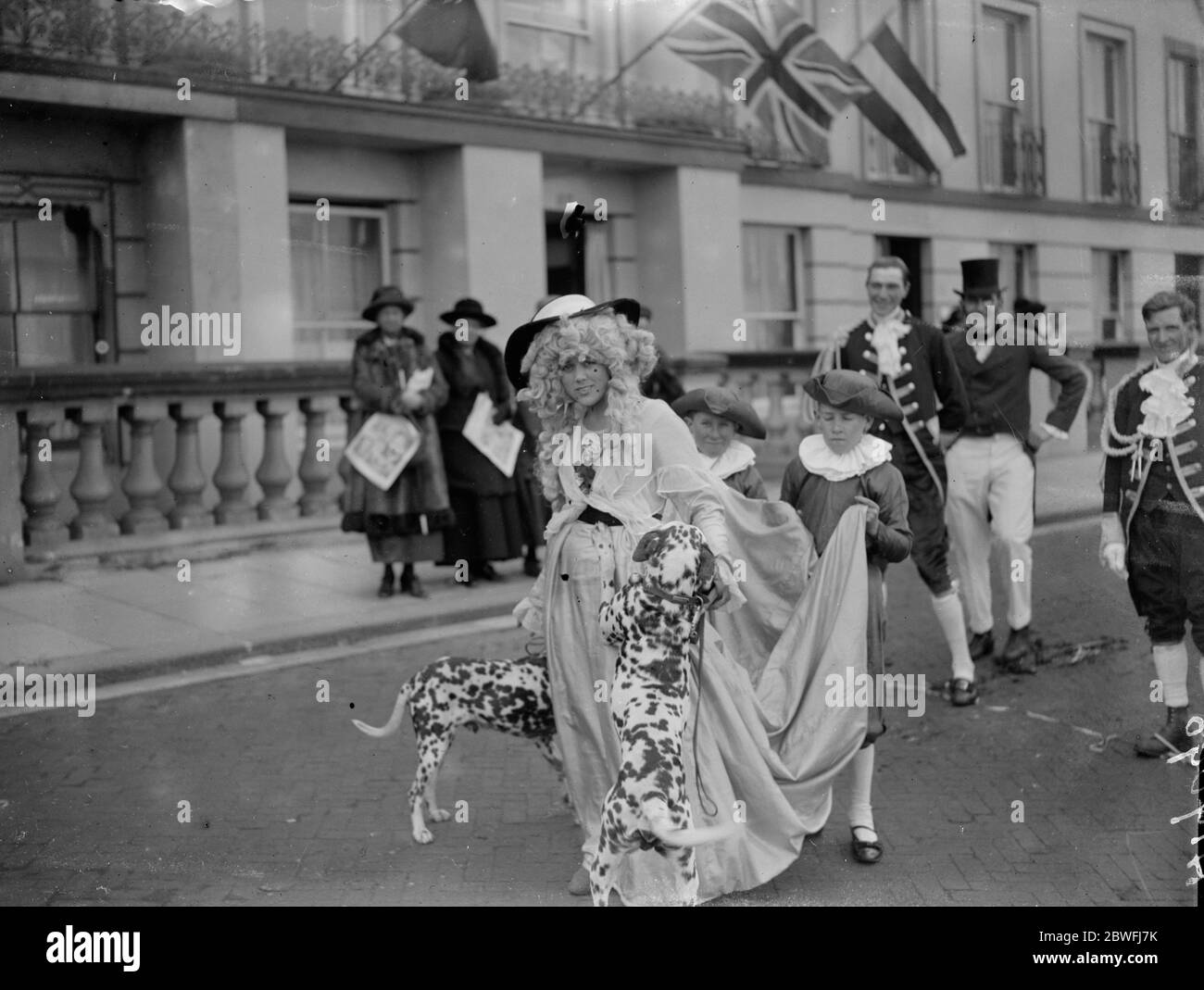 Hastings Karneval . Eine der Bellen der Festumzug mit ihren Dalmatiner. Mai 1923 Stockfoto