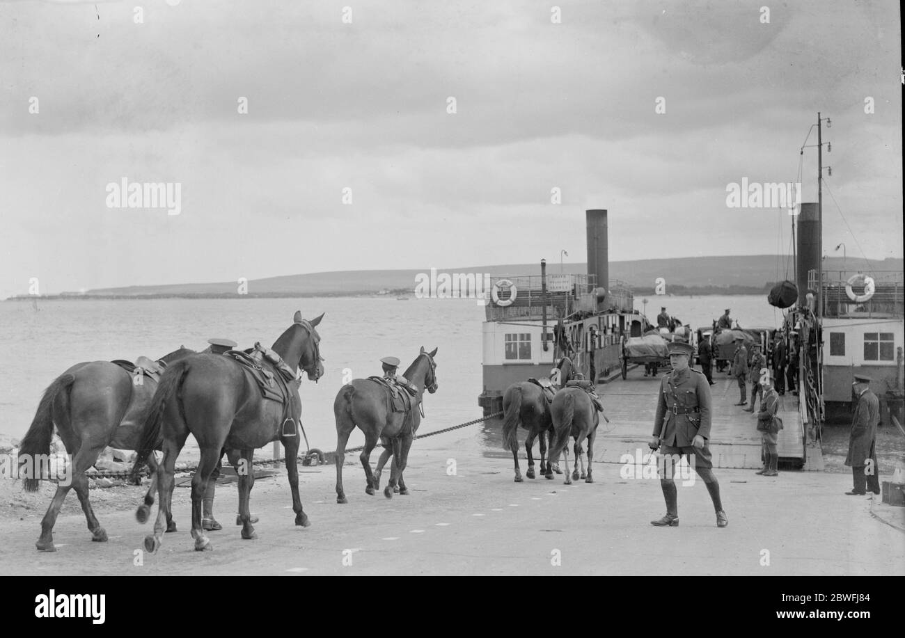 Bei Sandbanks, Dorset. Die Zufahrtsstraße zur schwimmenden Brücke (Fähre), die Poole Harbour überquert, um die Studland und Swanage Seite. Armee Pferde auf die Fähre geladen. Juli 1935 Stockfoto