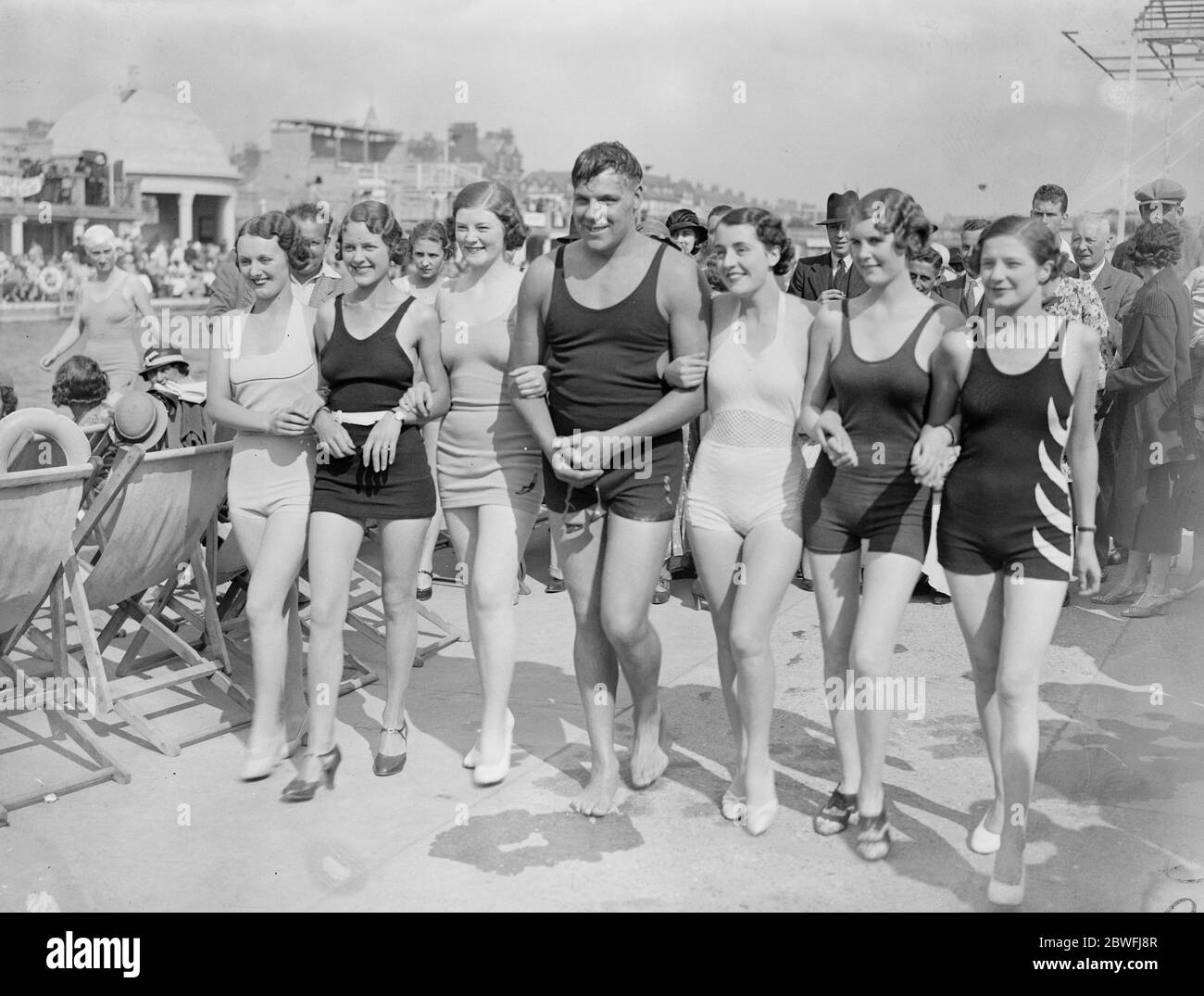 Skegness Karneval . Edward Harry Temme, der Kanal Schwimmer, mit einigen der Schönheit Königinnen. 1934 Stockfoto