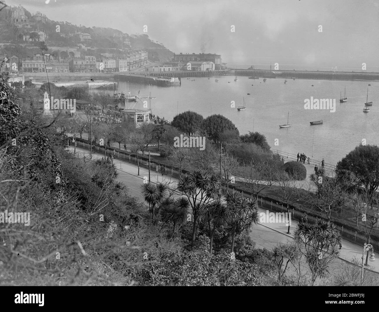 Torquay, Devon. Blick auf den Rock Walk, Princes Gardens und den Hafen. Februar 1928 Stockfoto