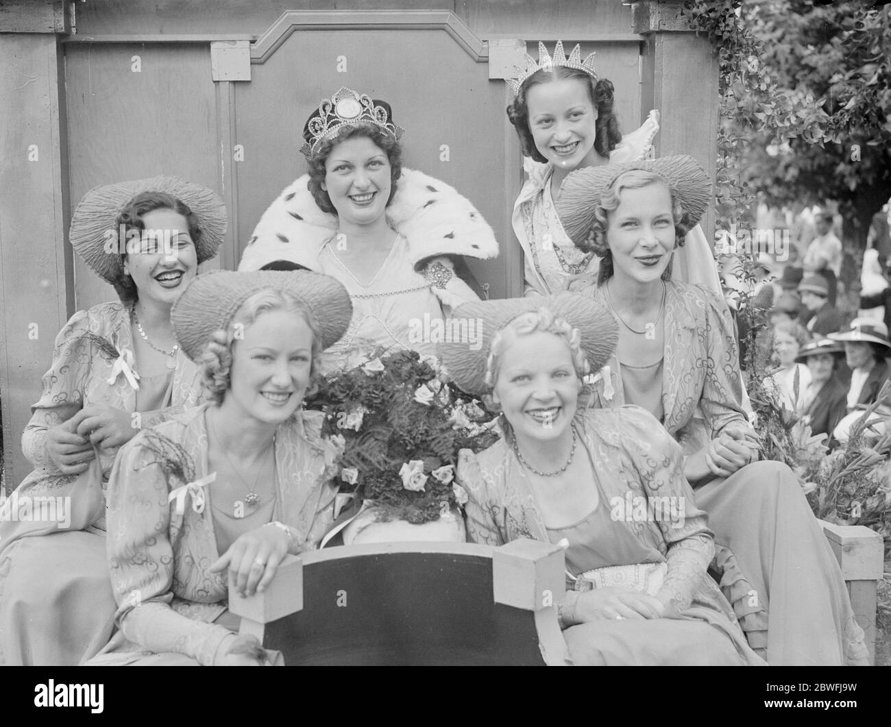 Southend on Sea Karneval . Die Karnevalskönigin, Miss Evelyn Vaughan und ihre Begleiter. 1937 Stockfoto