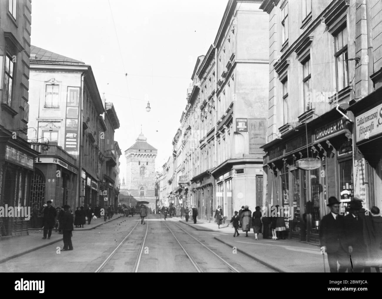 Krakau, Polen. Eine Straßenszene in Krakau auch eines der Haupttore in der Stadtmauer. 24. Oktober 1921 Stockfoto