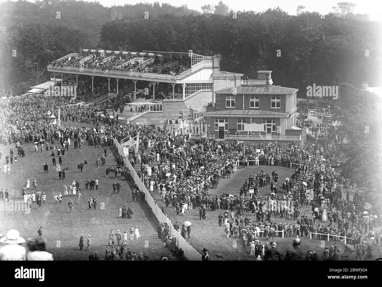 Goodwood-Rennen Blick auf die Szene, als die Pferde sich dem Siegerposten im Rennen um den Stewards-Pokal am 25. Juli 1922 näherten Stockfoto