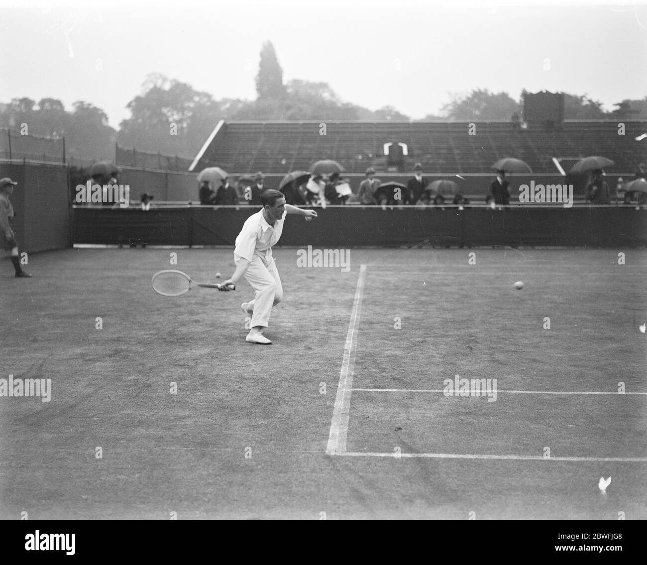 Rawn Tennis Championships in Wimbeldon J D P Wheatley im Spiel gegen N H Latchford 25 Juni 1923 Stockfoto