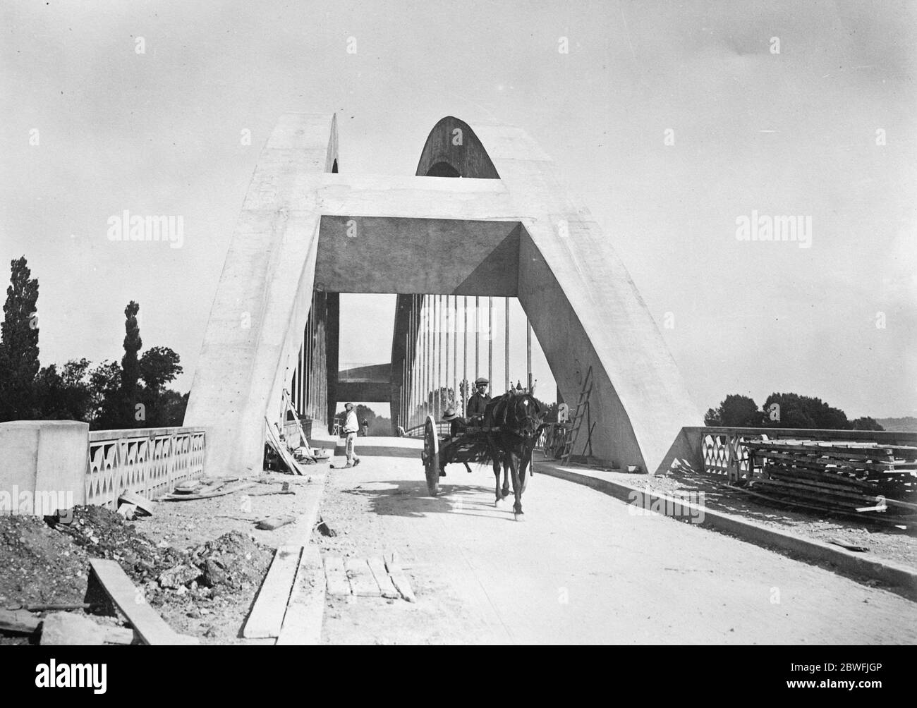 Weltgrößte Stahlbetonbrücke die weltweit größte Stahlbetonbrücke , die die seine bei Saints Pierre de Vouvray , Frankreich überquert . Es ist 120 Meter lang und die Mitte des Bogens ist 30 Meter über dem Wasser. Die Brücke wird am 14. Oktober von M Millerand 23. August 1923 feierlich eröffnet Stockfoto